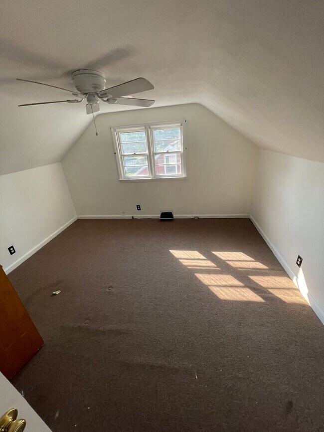 Building Photo - 281 Oakwood St