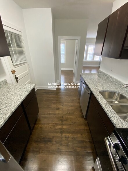 Building Photo - 734 Reba Pl