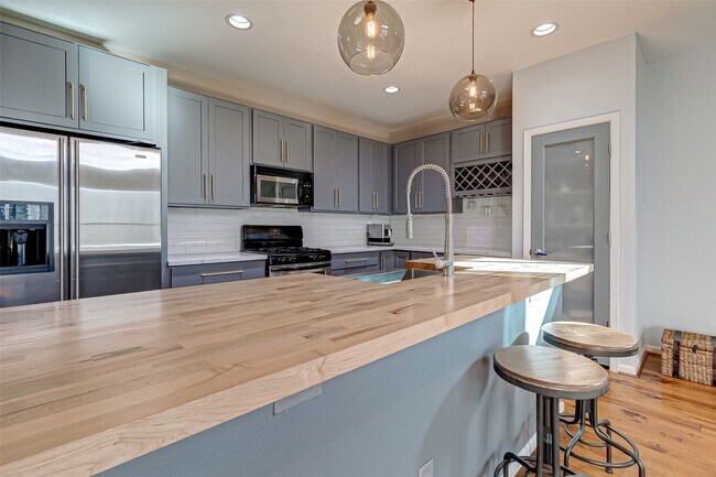 Building Photo - 4308 Lillian St