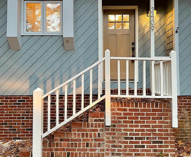 Building Photo - Raleigh Townhouse on Kentwood Park w/ fenced yard