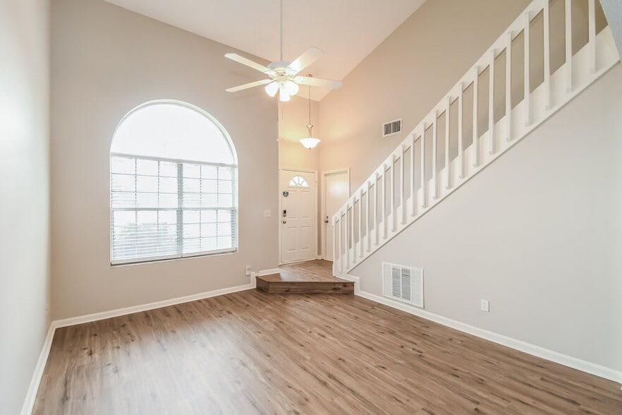 Building Photo - 14275 Portulaca Ave S