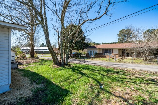 Building Photo - Renovated 3BR Gem in Dora!