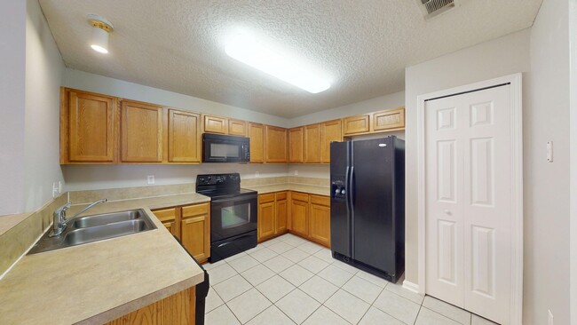 Building Photo - Spacious 3 Bedroom Condo in Villa Beauclerc for rent!