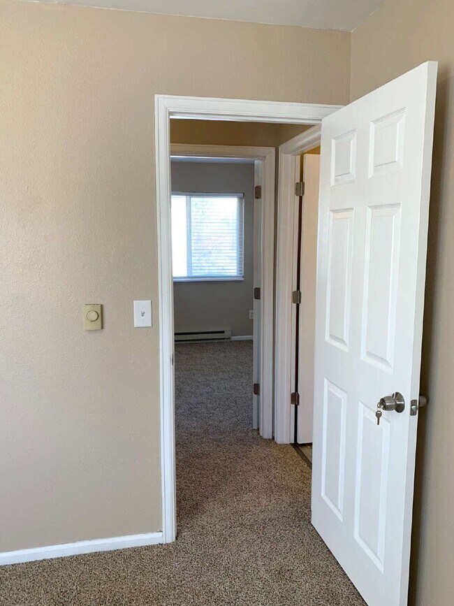 Building Photo - "Spacious 4-Bedroom Haven with 2 Full Baths in Prime Fort Collins Location!"