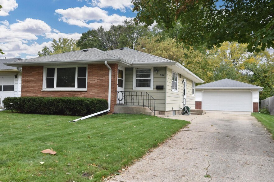 Building Photo - 802 Carrington Ave