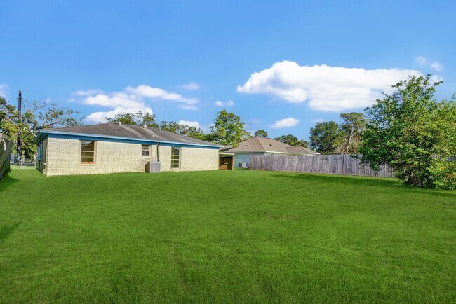 Building Photo - 131 Lakewood Dr