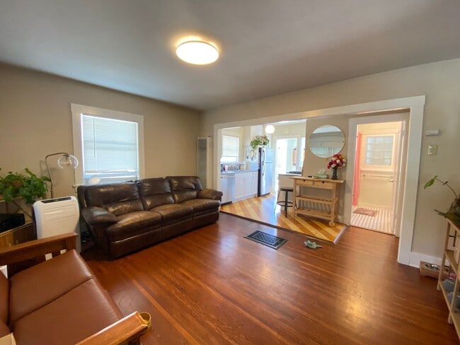 Building Photo - Adorable 2 Bedroom Cottage with Fenced yard, Washer+Dryer, Dishwasher, Reserved Parking!