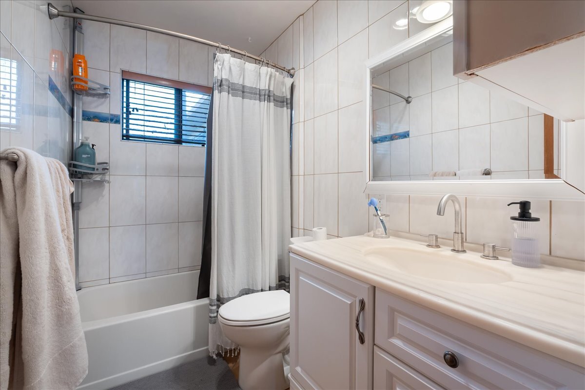 Building Photo - 7555 Linda Vista Rd