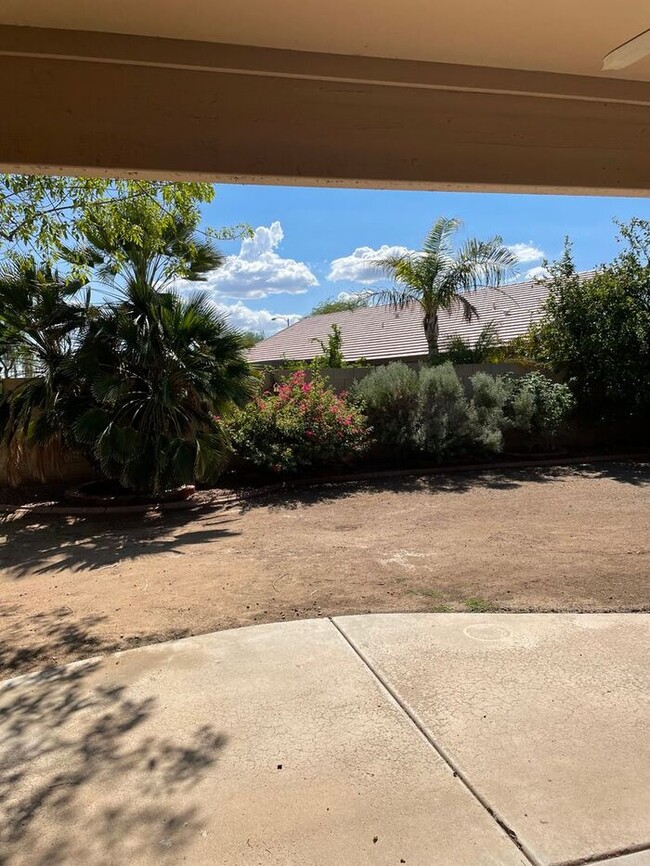 Building Photo - COMING SOON! Spacious 4 Bedroom, 2 Bath Ho...