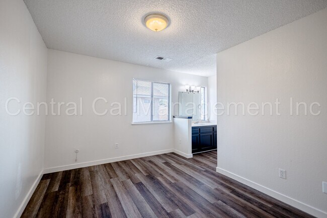Building Photo - 2 Bedroom/2 Bath Condo - $1495 per Month!
