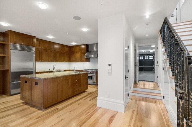 Building Photo - 19 Wilmot St