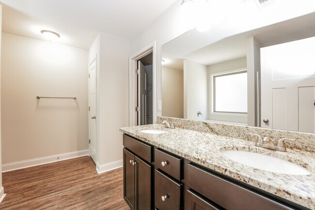 Building Photo - 905 Justice Dr