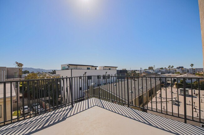 Building Photo - Luxury 2026 Townhomes with Massive Bedrooms + Decks with Views