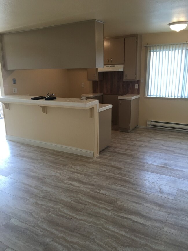 Building Photo - Charming 2-Bed, 1-Bath Townhome with Covered Garage – Great Location!