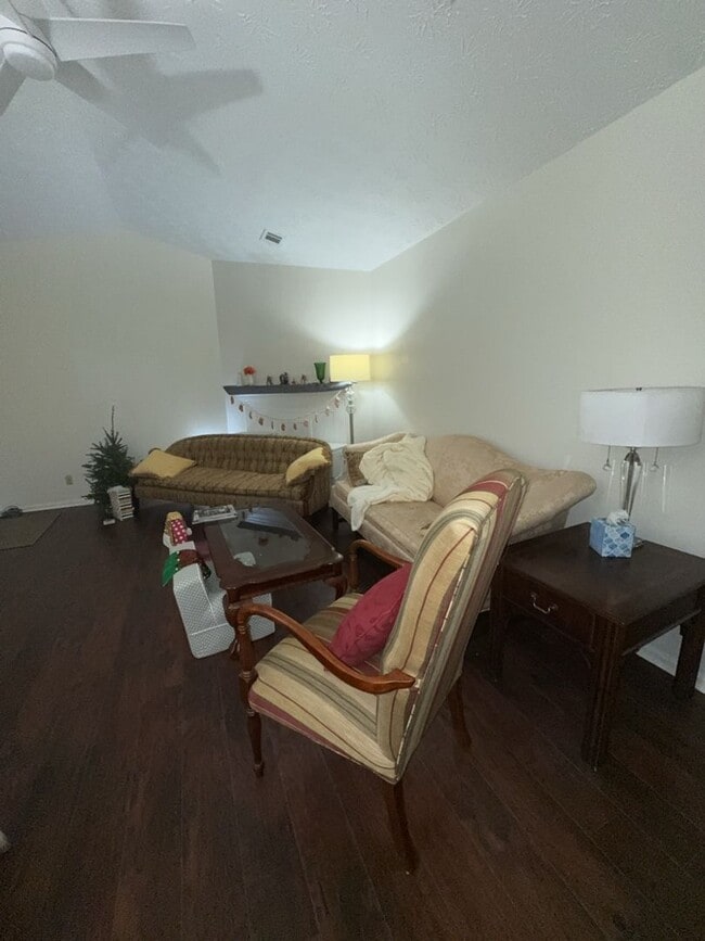 Building Photo - r1423a