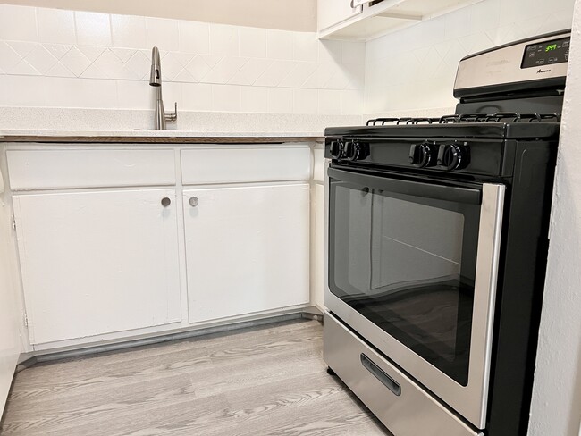 Building Photo - Court At Oak Forest