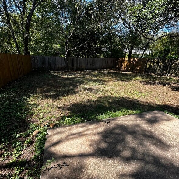 Building Photo - 3901 Knollwood Dr