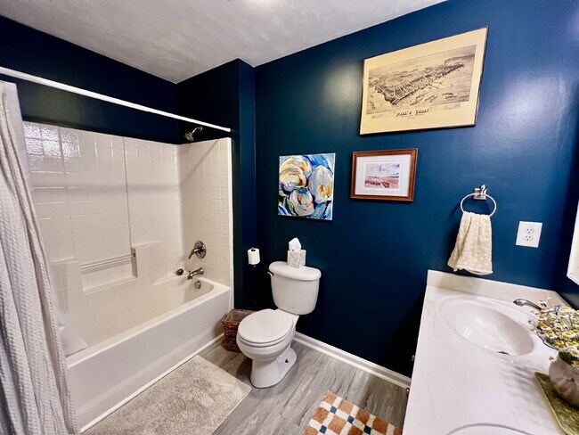 Building Photo - Charming 4 Bedroom home Near Virginia Beach Oceanfront!