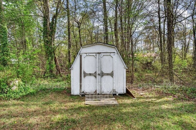 Building Photo - 701 Ashcroft Rd