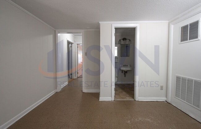 Building Photo - 6-Bedroom Home with Finished Basement. Com...