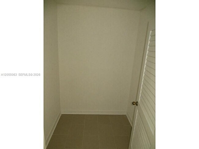 Building Photo - 5851 SW 28th St
