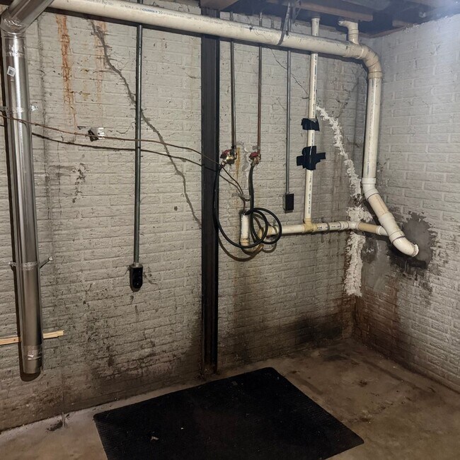 Building Photo - 2 Bedroom Home with unfinished Basement In SE Springfield