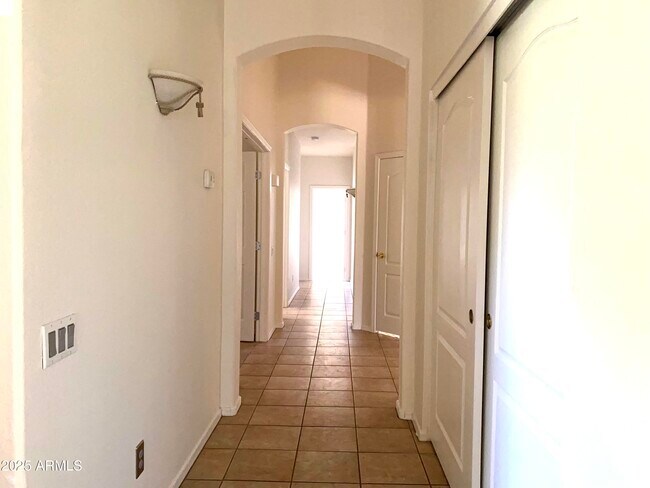 Building Photo - 5918 E Woodridge Dr