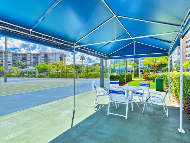 Building Photo - 1000 St Charles Pl