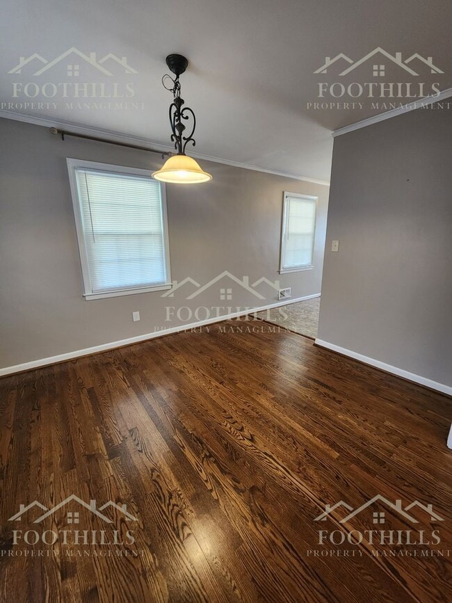 Building Photo - Freshly Renovated 3-Bed Home with Modern C...