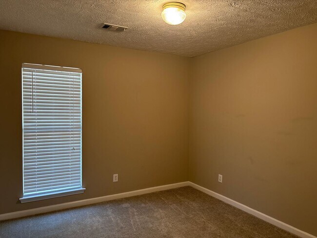 Building Photo - AVAILABLE NOW!