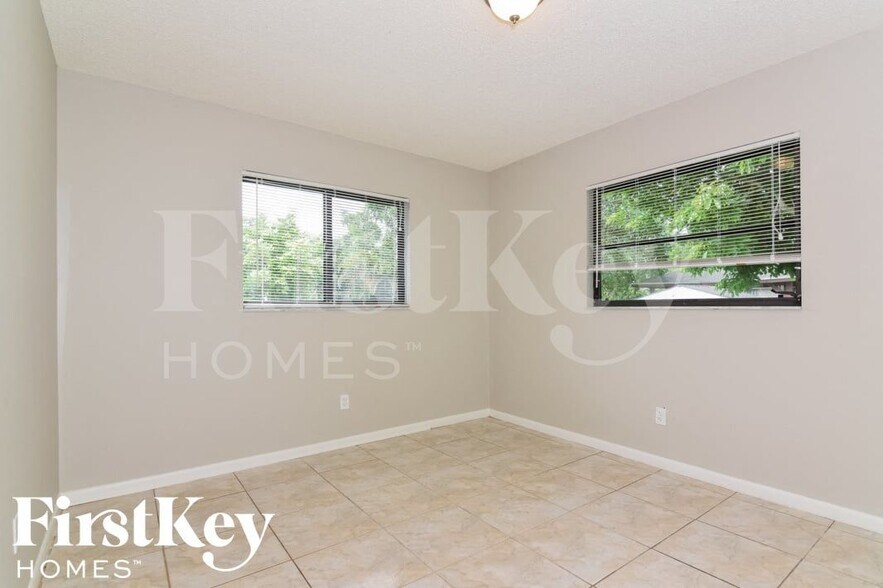 Building Photo - 620 SE 29th St