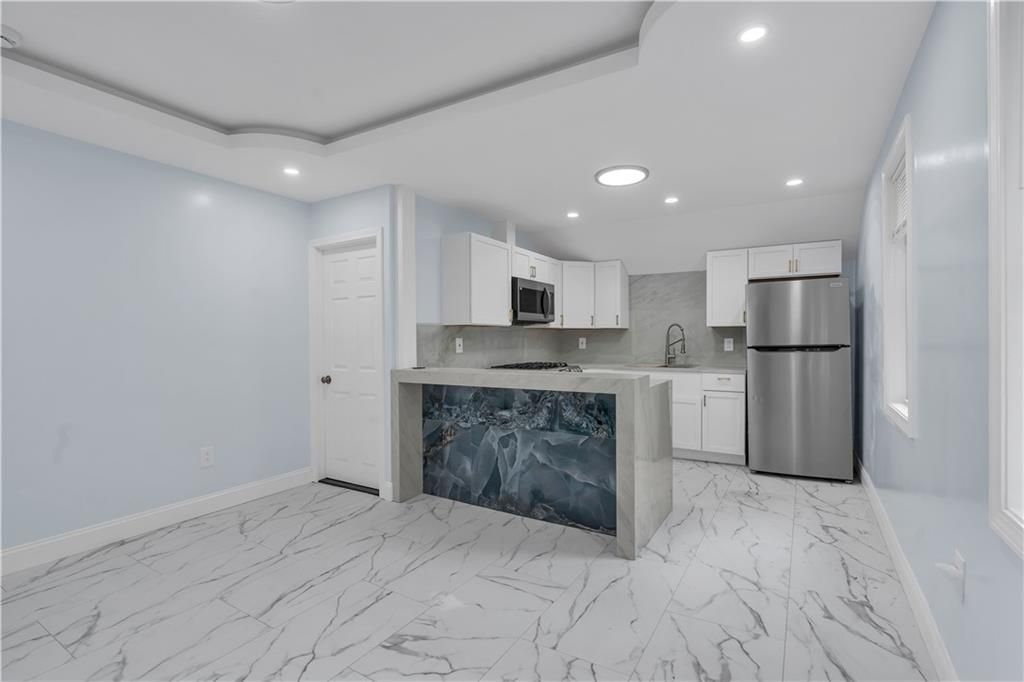 Building Photo - 458 High St