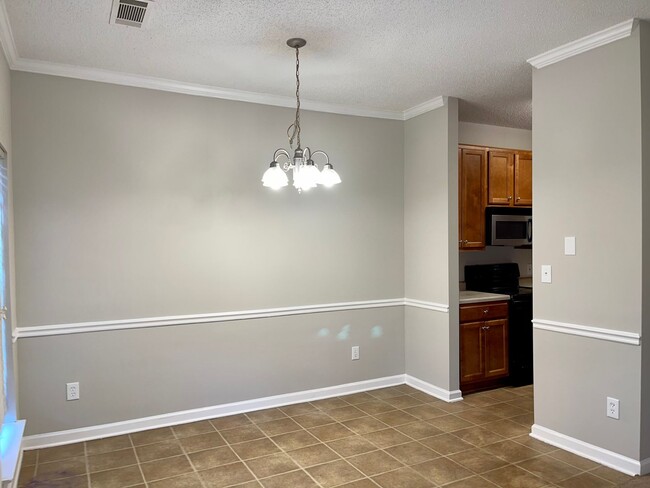 Building Photo - Lovely 3 Bedroom/2.5 Bath Town Home w/ Garage!