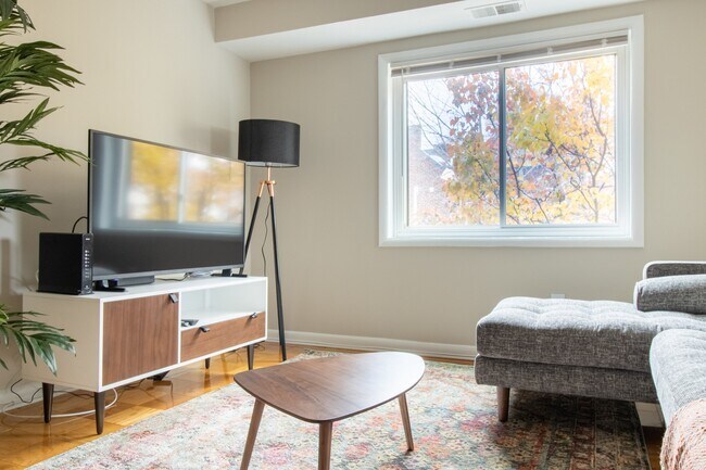 Building Photo - Del Ray Nelson