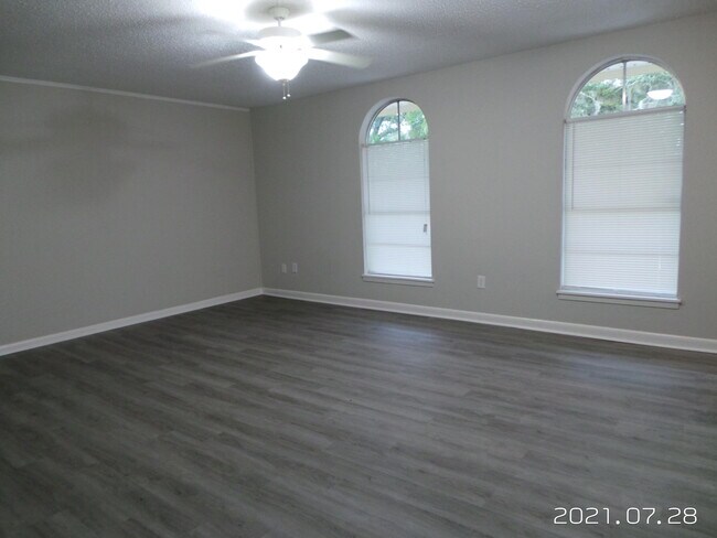 Building Photo - 203 E John Sims Pkwy