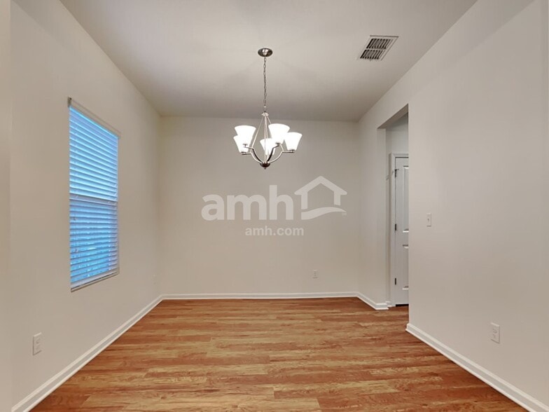 Building Photo - 9313 English Ivy Ct
