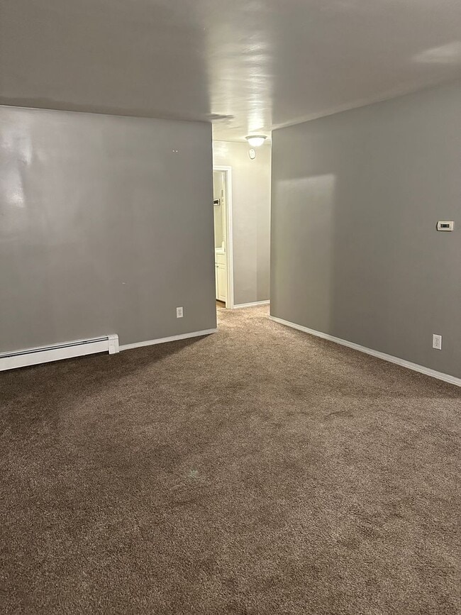 Building Photo - Available now 3 Bed/1 Bath - Heat included!
