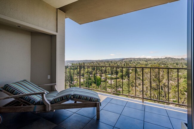 Building Photo - Gorgeous 2 Bed / 2 Bath Top Floor Condo wi...