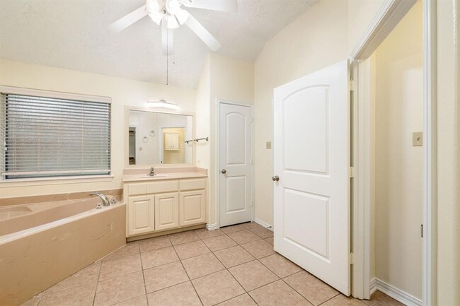 Building Photo - 10459 Parkside Dr