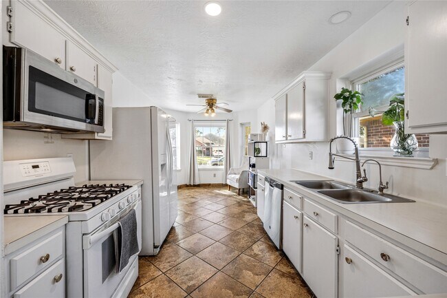 Building Photo - 16406 Cypress Valley Dr