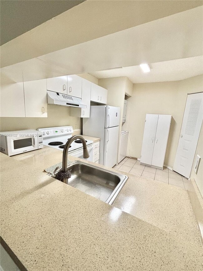 Building Photo - 1040 Coral Club Dr