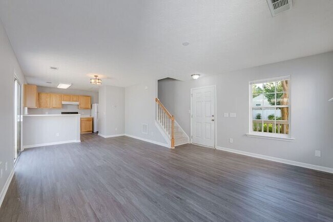 Building Photo - 641 W Oaks Dr