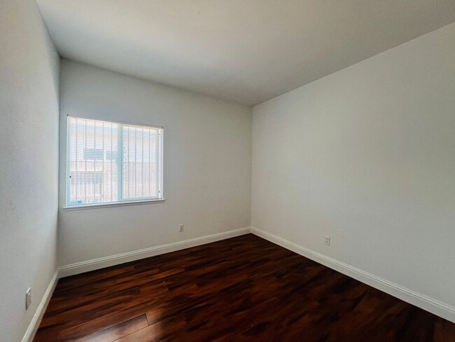 Building Photo - Spacious and Sparkling with New Paint 3 be...
