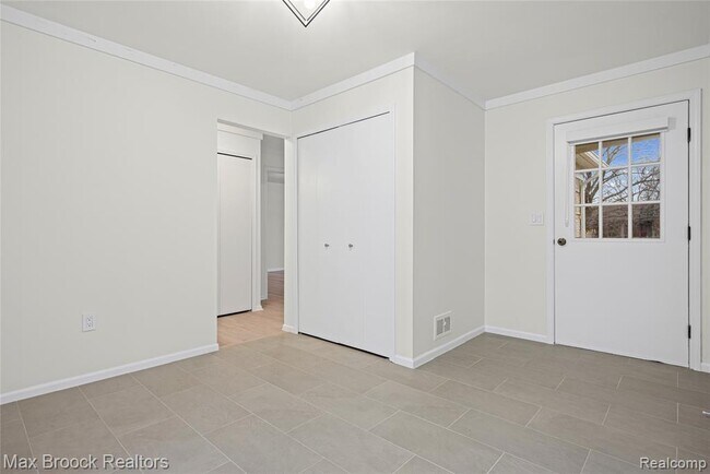 Building Photo - 28977 Lake Park Dr