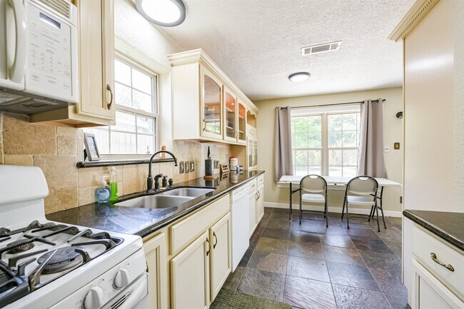 Building Photo - 201 Meadowlawn St