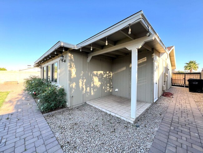 Building Photo - REMODELED 3 BEDROOM PLUS BONUS ROOM/BEDROOM. GREAT BACKYARD
