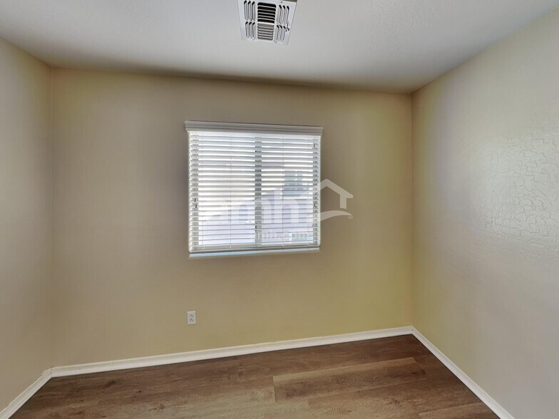 Building Photo - 15018 W Aster Dr