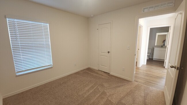 Building Photo - new 3/2 home