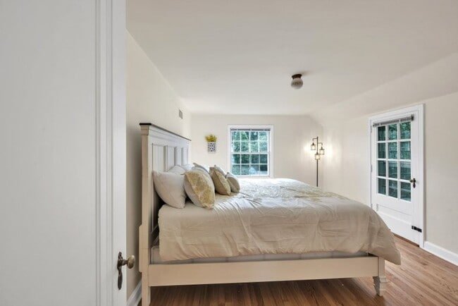 Building Photo - Charming 2 Bed 2 Bath House in the Heart o...