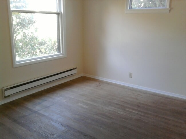 Building Photo - Bungalow on Corner Lot in University District!